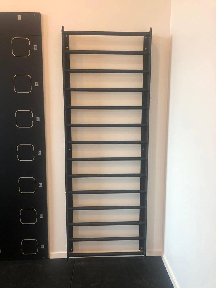 Kraftmark Väggmonterad Ribbstol I Metall, Ribbstolar